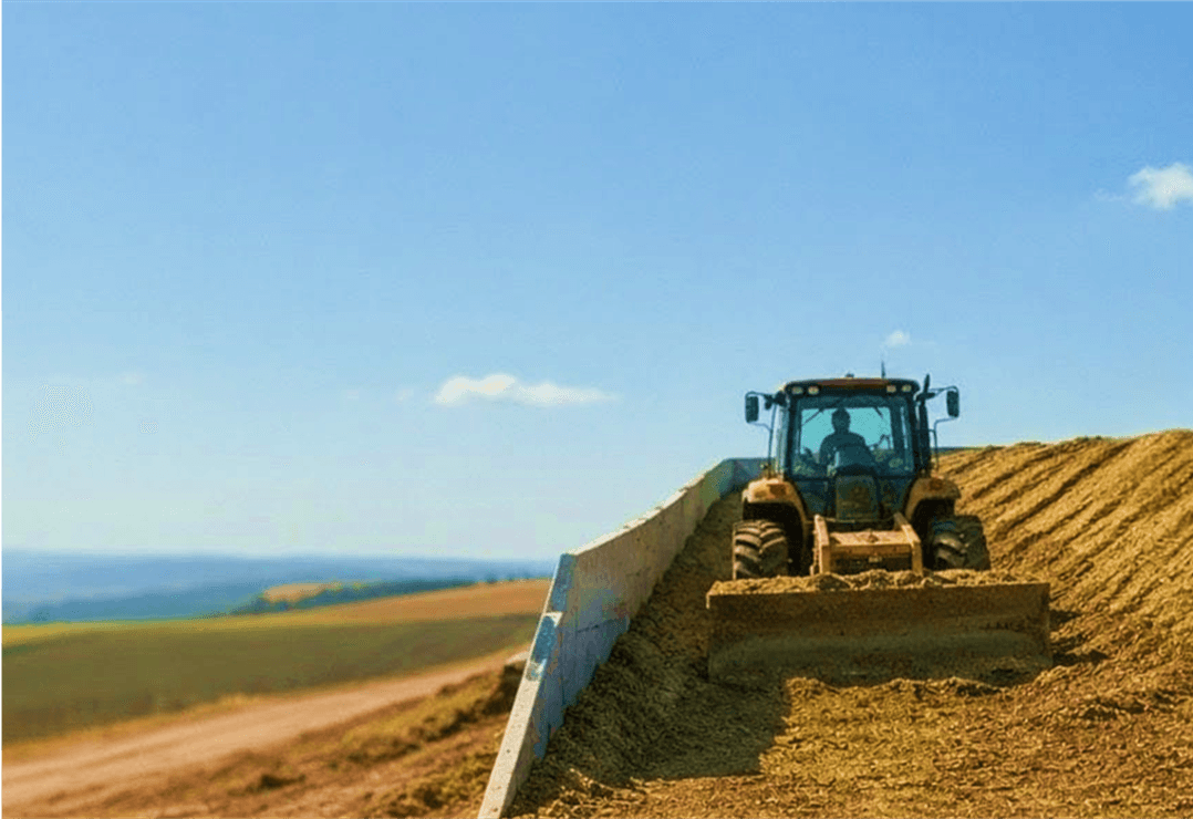 Produtor rural usando GestSilo no campo